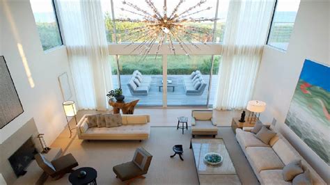 If you modern minimalist design but don't want to give up on color, allow this living room designed by arent & pyke to guide you. 70+ Ultra modern Living room Design with Glorious Wall Decoration (With images) | Chandelier in ...