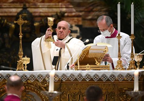 Papa Francisco Celebra La Misa De Gallo Más Solitaria N