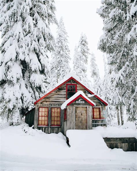 Pin By Victoria On I Love Winter Cabins In The Woods Snowy Cabin In