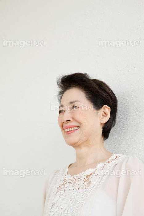 【笑顔の60代女性】の画像素材16315398 写真素材ならイメージナビ