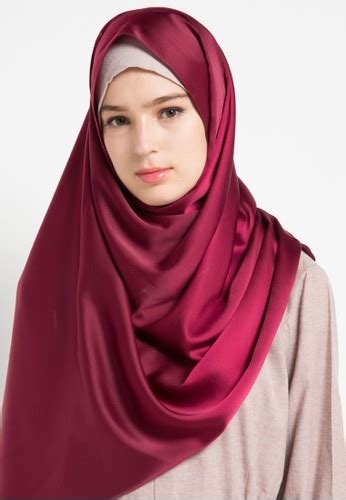 Perlukah menyesuaikan warna eyeshadow dengan warna hijab tribun. Warna Jilbab Yang Cocok Untuk Baju Merah Maroon - Jilbab Voal