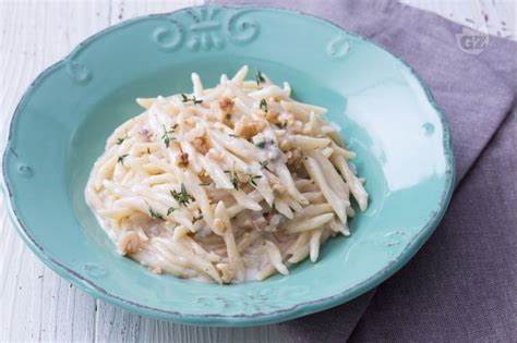 (se necessario, aggiungere un pochino di acqua di cottura della pasta per aumentarne la cremosità). Ricetta Pasta gorgonzola e noci - La Ricetta di ...