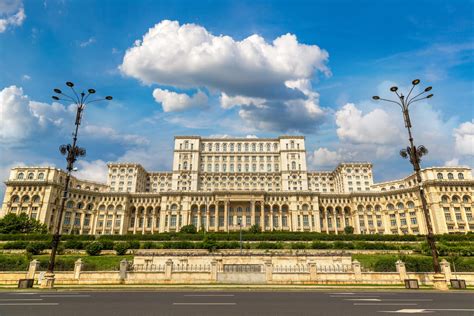 Utilisez la carte pour naviguer autour de bucarest, planifier un itinéraire vers n'importe quel endroit ou adresse et vérifier les endroits touristiques populaires. Réserver des excursions et des visites à Bucarest ...