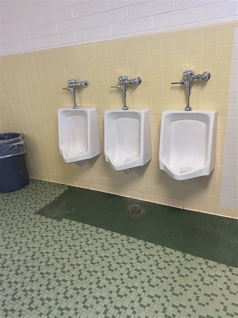 These Urinals Have No Privacy Rmildlyinfuriating