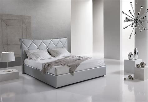 Letto contenitore da due piazze king size (160x190 cm) o da una piazza e mezza queen size (120x190cm) compreso di rete ortopedica a doghe in struttura in legno, rivestita con ecopelle o altro tessuto di colore a scelta, giroletto completamente sfoderabile. Letto con contenitore Principessa imbottito