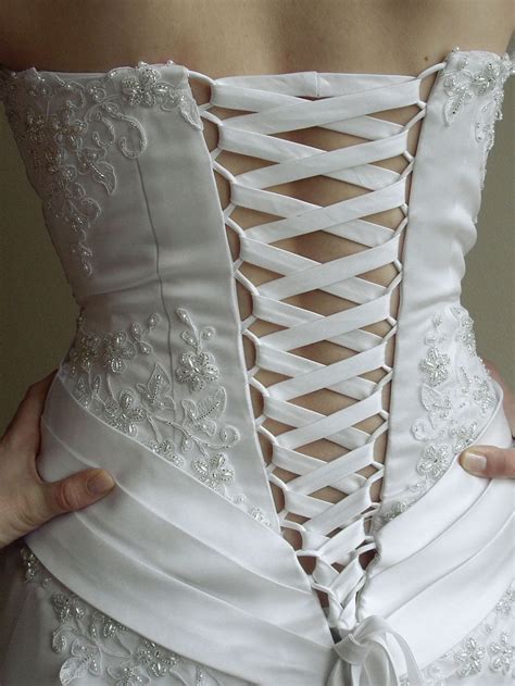 Hier gibt's alle infos über die schöne moderatorin. Brautkleid Schnürung rückenfrei in 2019 | Brautkleid ...