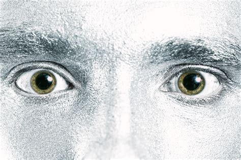 How long will blurry vision last after dilation? Man with dilated eyes - Discovery Eye Foundation