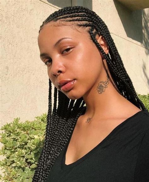 The braids are brought to one side, and the opposite sides have cornrows or more like narrow ridges. 28 Knotless Box Braids Hairstyles You Can't Miss - Fancy ...