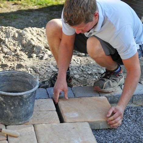 Danach ist die oberfläche für die folgenden terrasse fliesen. Terrassenplatten verlegen Schritt für Schritt Anleitung ...