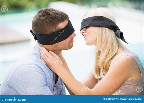 Paarküssen Mit Verbundenen Augen Stockbild Bild Von Romanze