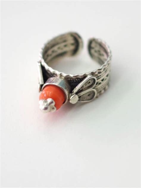 Als korallen (von altgriechisch κοράλλιον korállion „koralle) werden sessile, koloniebildende nesseltiere (cnidaria) bezeichnet. KORALLE Ring - homage store
