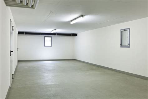 The utility led garage lighting can light up to 200 to 300 square feet which makes it excellent for garage lighting requirements and other large areas needing light. 7 Best Garage Lighting of 2019 - LED Lights for Workshop