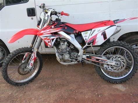 In 2008 honda created the crf 250 r, which is a single cylinder 249.00 ccm (15,11 cubic inches) beautiful motorcycle that we will over the next few lines motorbike specifications will provide you with a complete list of the available honda crf 250 r technical specifications, such as engine type. Mon 250 Honda CRF année 2008