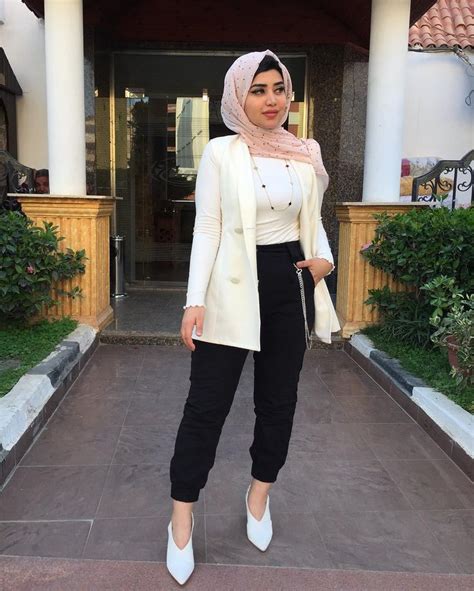 Limage Contient Peut être 1 Personne Debout Hijab Fashion Street