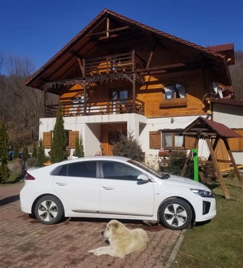 Cabana bradisor este situata in statiunea muntele mic pe mumtele cu accelasi nume si este incadrata de brazi decenari si panorama pirtiilor de. FOTOREPORTAJ: Cu Hyundai Ioniq electric la Muntele Mic ...