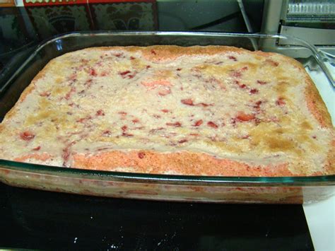 In this video, i am making paula deen's ooey gooey butter cake. Dinner with the Grobmyers: Paula Deen Strawberry Ooey ...