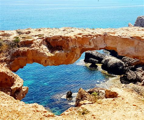 Zypern liegt im östlichen mittelmeer und ist etwa 70 km von der südküste der türkei und etwa 390 km von der ostküste der griechischen insel rhodos entfernt. Auszeit | Zypern urlaub, Reiseziele, Urlaub am meer