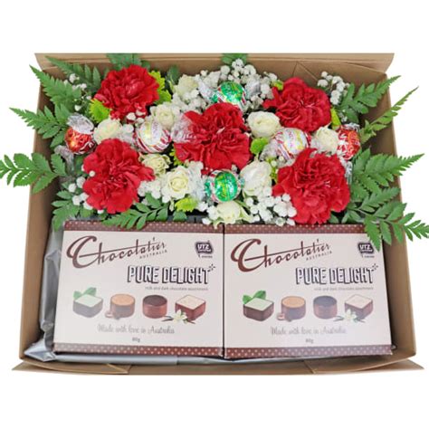 Sending gifts to australia online is so convenient, be it fragile items like cakes, chocolates or flowers, or utility gifts like handbags, accessories for baby clothes. Christmas Chocolate and Flower Hamper for Melbourne Delivery