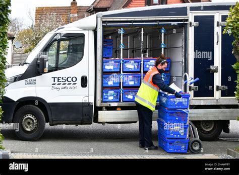 Tesco Delivery Woman Hi Res Stock Photography And Images Alamy