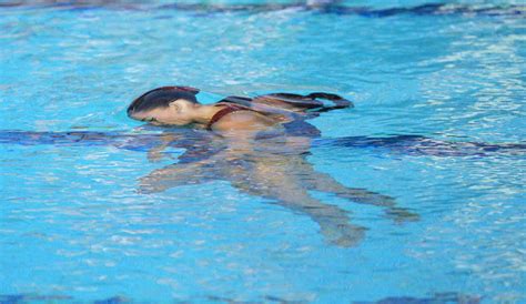 Asソロフリー決勝、演技後に失神しプールの底に沈んだアニタ・アルバレス（左）はコーチに救出される（撮影・小海途 良幹） ― スポニチ Sponichi Annex スポーツ