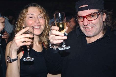 Italiana di origini tedesche, da sempre vive a milano (dove è venuta al mondo nel 1970, ma non sappiamo la data di nascita esatta) e non fa parte del mondo dello spettacolo. Dopo 25 anni di amore, Vasco Rossi e Laura Schmidt si sposano