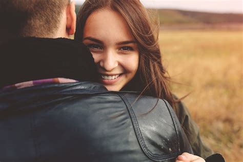 paisagem retrato do jovem casal bonito elegante sensual e se divertindo ao ar livre foto grátis