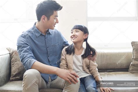 Padre E Figlia Cinesi Seduti Sul Divano Scena Interna Sorridente