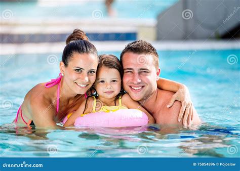 母亲、父亲和女儿游泳池的 晴朗的夏天 库存照片 图片 包括有 圈子 喜悦 子孙 母亲 节假日 五颜六色 75854896