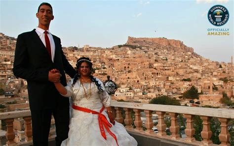 Worlds Tallest Man Foot Sultan Kosen Marries Girlfriend I Fell In Love With His