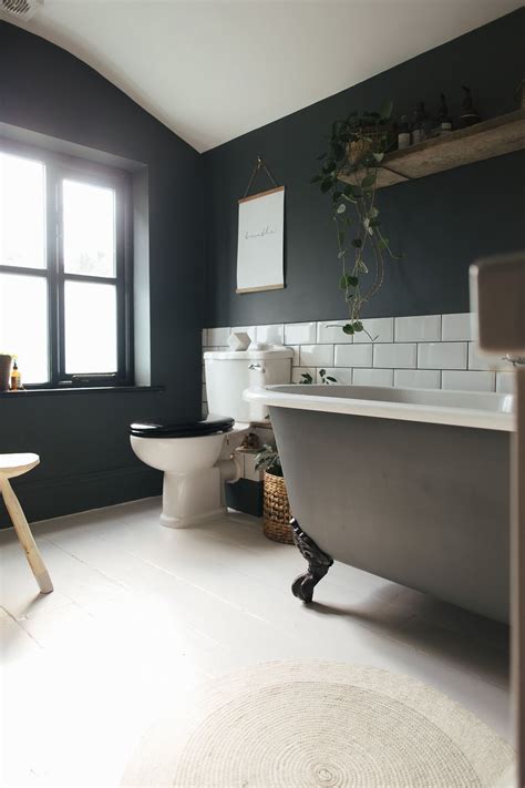 Bathroom colors for small bathrooms are the debatable matter for those who have a big bathroom. Walls And Roll Top Bath Painted In F&b Downpipe - Decorating A Small Bathroom With Dark Colours ...