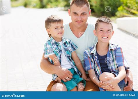 Padre Joven Feliz Con Sus Dos Hijos Foto De Archivo Imagen De Alegre