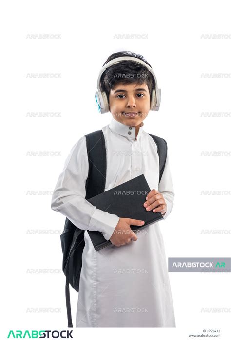 بورتريه لتلميذ مدرسي عربي خليجي سعودي مبتسم ، يرتدي حقيبة ظهر مدرسية و سماعة الرأس ، يرتدي الثوب