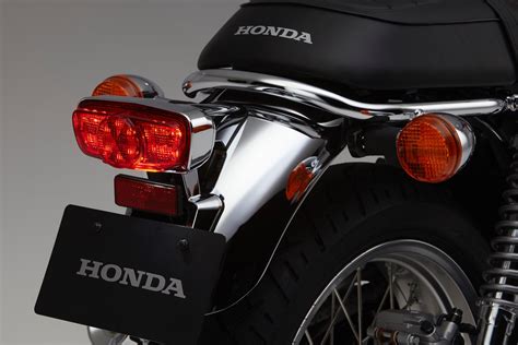 The cb1100 carries that tradition and takes it to the next level, displacing 1140cc and featuring air cooling to look the way many think a bike should—why hide under a fairing¿. 2017 Honda CB1100 EX Buyer's Guide | Specs & Price