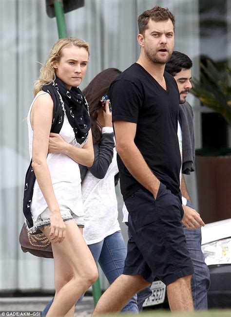 Retour sur les hommes qui ont marqué sa vie. Joshua Jackson relaxes in Rio de Janeiro with girlfriend ...