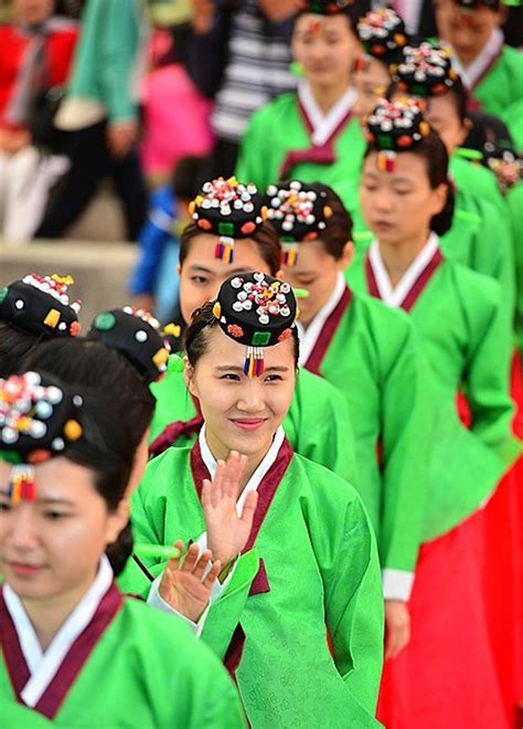 韓国伝統の民族衣装で韓国の成人式を体験する中国人少女中国網日本語