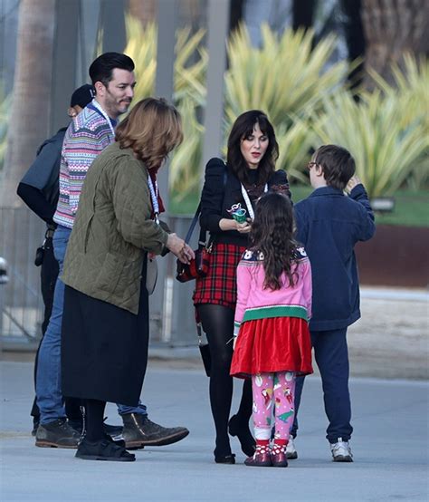 Zooey Deschanel And Jonathan Scott Take Her Kids To Museum On Christmas