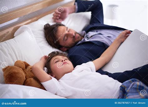 Nunca Demasiado Ocupado Para No Dormir Un Padre E Hijo Durmiendo En La