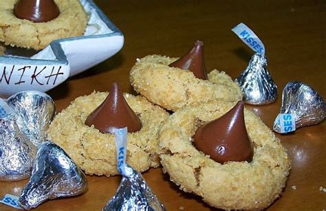 Perfect for christmas, these cookies are a it gives me so much joy to package up dozens of glorious parcels, filled with everything from cakes to cookies to sweets. Hershey kiss cookies | Kiss cookies, Hershey kiss cookies ...