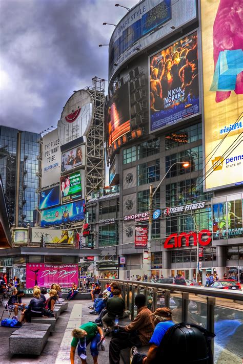 Select from premium dundas square of the highest quality. Beautiful photos of Yonge-Dundas Square in Toronto ...