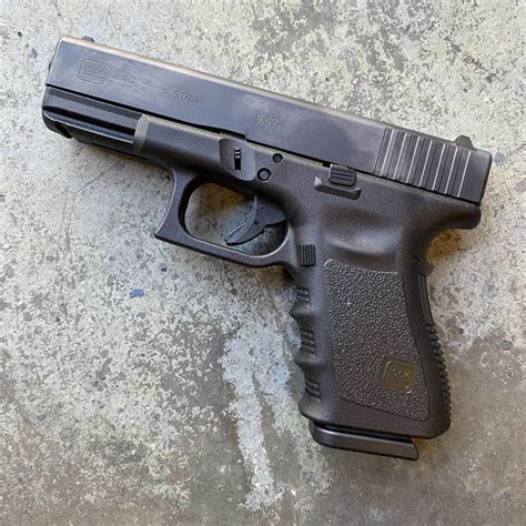The glock 19 is known as the most balanced and comfortable sized glock. GLOCK 19 gen 3 9mm | Boresight Solutions