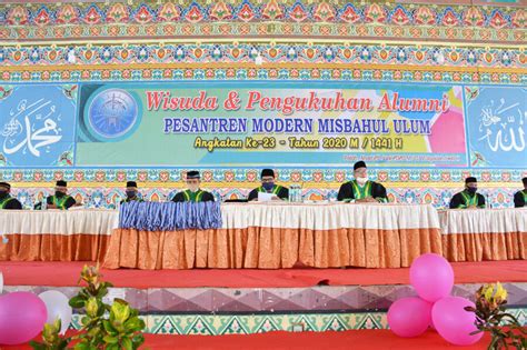 Pasangan mempelai saat menyapa tamu undangan pada acara resepsi pernikahan. Undangan Mencatat Protokol Kesehatan : Viral! Undangan ...