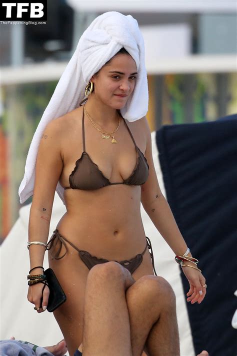 Luna Blaise Flaunts Her Sexy Bikini Body On The Beach In Miami 12