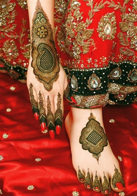 If you are not an expert in applying mehndi designs then there is no need to fret at all. Latest and popular Gol Tikki Mehndi Designs with picture ...