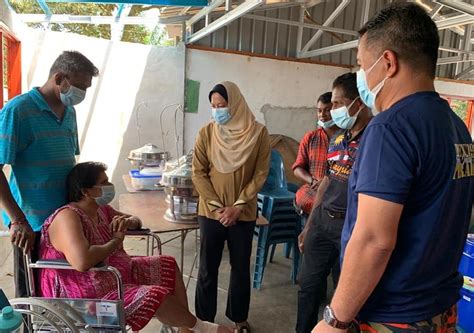Hal ini berarti jam kerja akan dikurangi, sebagian mesin produksi tidak digunakan, dan sebagian tenaga kerja diberhentikan. Pasangan suami isteri tinggal dalam kereta selepas ...