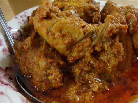 Lengkap dengan sambal udang, ikan asin, telur dadar, dan rendang ayam. ~ "Aeinio REALitinya DI sini..." ~: Nasi Impit, Rendang ...