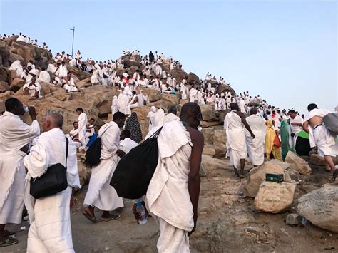 saudi arabia muslim pilgrims ascend mount arafat in hajj climax the muslim newsthe muslim news