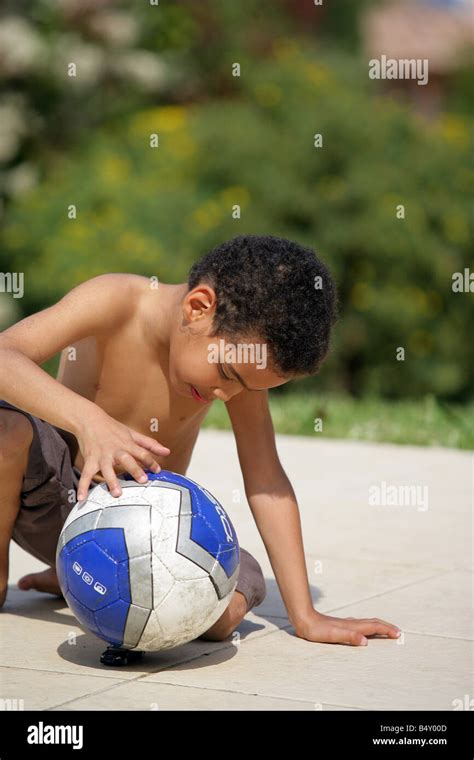 Nackter Oberkörper Junge Mit Ball Spielen Stockfotografie Alamy