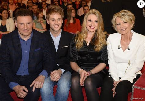Les sommes récoltées par sophie davant et ses collègues seront reversées au profit du téléthon. Pierre Sled, Nicolas Sled, Valentine Sled et Sophie Davant ...