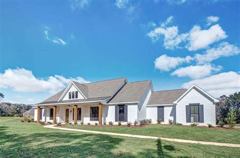 Plans of this size offer more than just space, privacy, and comfort for your family. House Plan 9279-00004 - Modern Farmhouse Plan: 2,677 ...