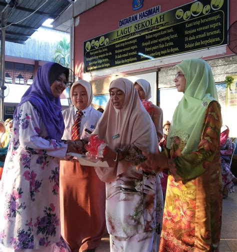 Sijil penghargaan ialah sekeping kenyataan rasmi yang menunjukkan penglibatan atau kejayaan seseorang dalam sesuatu aktiviti yang mereka sertai atau lakukan. SMK (P) RAJA ZARINA, P KLANG: PENGHARGAAN KEPADA ...